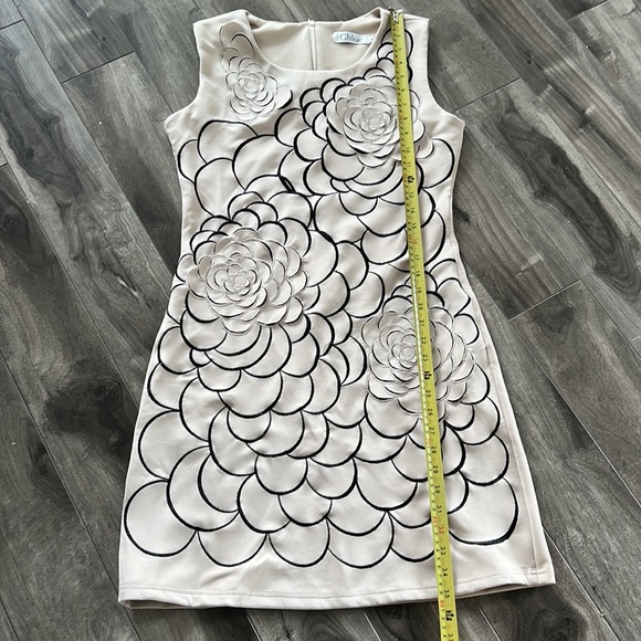 Beautiful cut out flowers detail fitted stretch dress - Picture 8 of 11